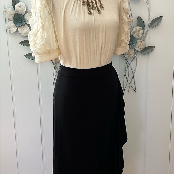Roz & Ali Black Knit Skirt Featuring Ruffled Left Side Sz M - Picture 6 of 12